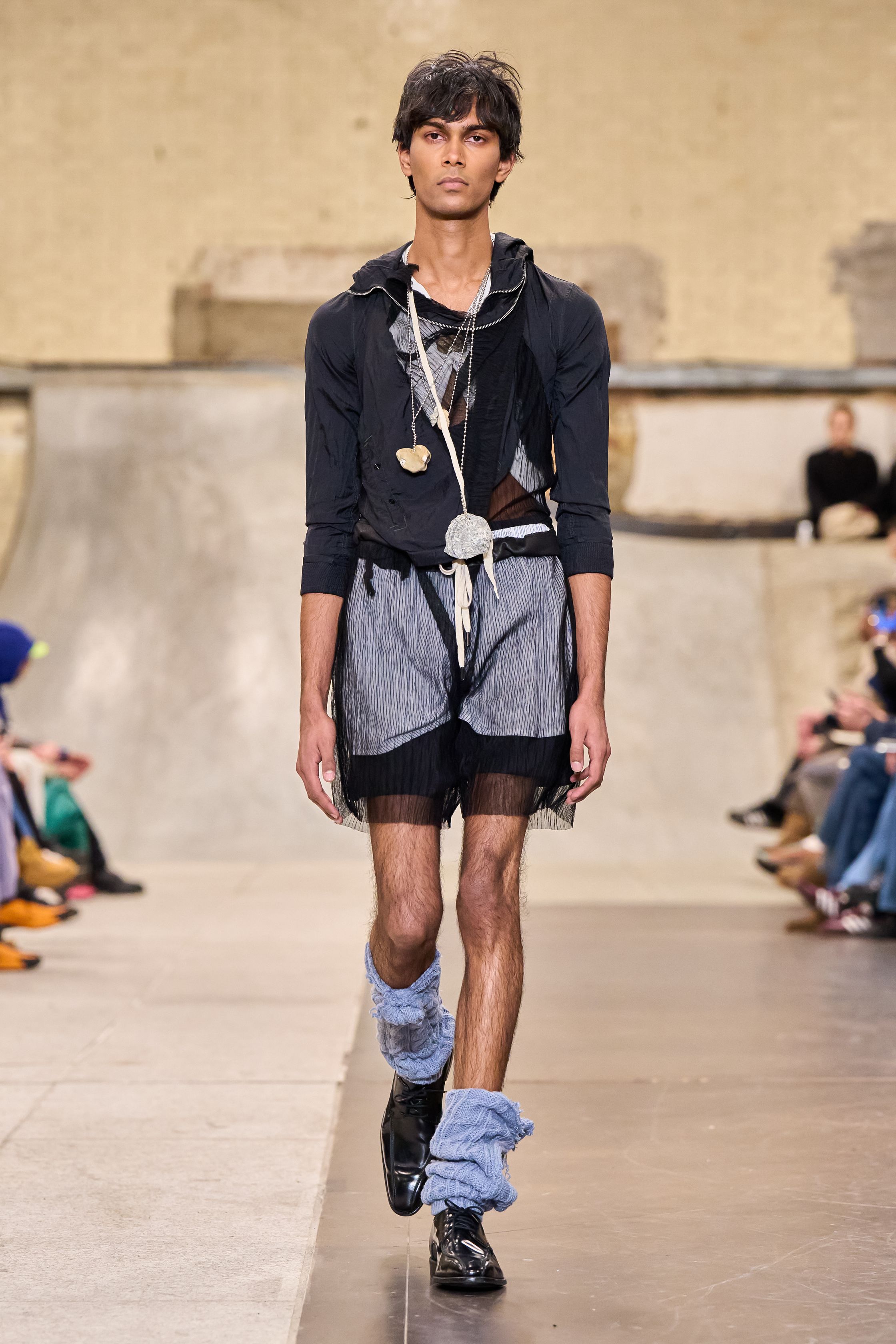 Fashion East以实验剪裁与层叠结构重塑青年表达，柔软垂坠长裙与机能拼接紧身裤并行，淡橄榄与灰紫交织出不规则美学，呈现出学院感与街头能量碰撞的先锋姿态-顽石频道趋势研究